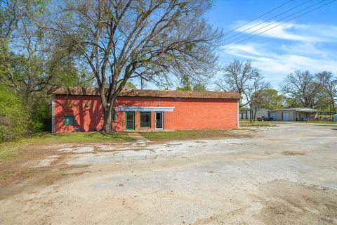 521 E Garland Grand Saline TX 75140