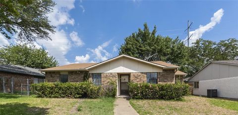 Photo of 3125 Weather Vane Lane, Dallas, TX 75228 (MLS # 21120009)