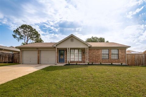 Photo of 1721 Meadow Lane Terrace, Fort Worth, TX 76112 (MLS # 21243242)