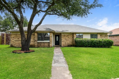 Photo of 1007 CREIGHTON Court, Mesquite, TX 75150 (MLS # 21362221)
