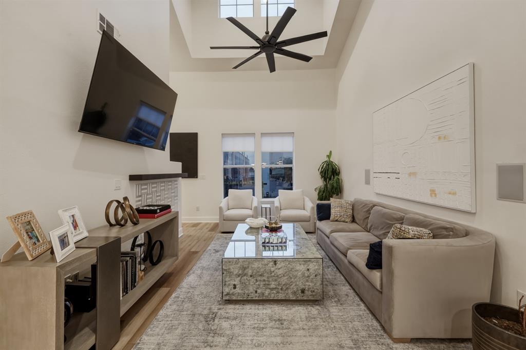 Metropolitan on Live Oak - Residential