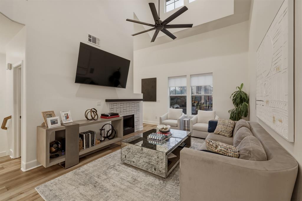Metropolitan on Live Oak - Residential