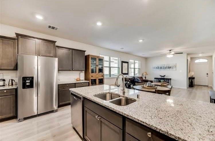 HOMEPLACE AT THE COLUMNS, THE - Residential Lease