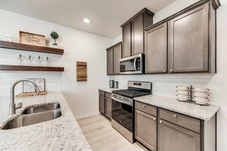 HOMEPLACE AT THE COLUMNS, THE - Residential Lease