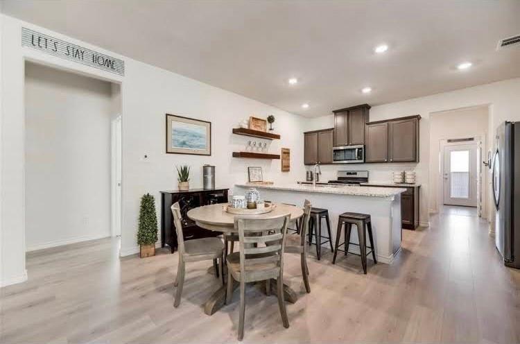 HOMEPLACE AT THE COLUMNS, THE - Residential Lease