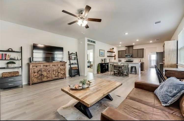 HOMEPLACE AT THE COLUMNS, THE - Residential Lease