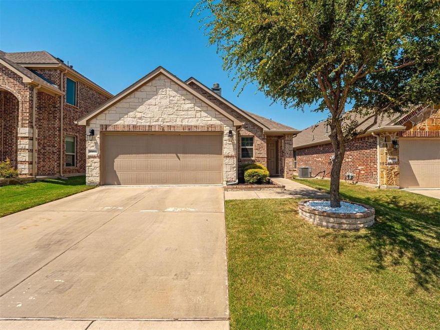 Prosper ISD! This beautiful single-story home just walking distance from the community pool. This home features 3 bedrooms and 2 bathrooms, Gourmet Kitchen with stainless appliances, 5 burner gas range, granite and walk in pantry. Large Master Suite with dual sinks, garden tub & Large
walk-in closet. Both secondary bedrooms have spacious walk-in closets.