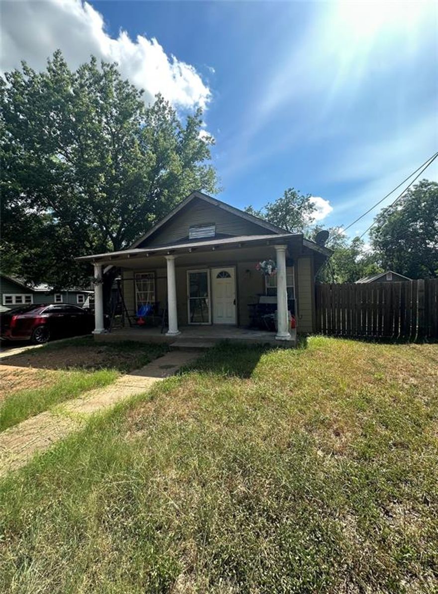 Cute home in a cute neighborhood. This home will need some TLC. Great INVESTMENT OPPORTUNITY!!