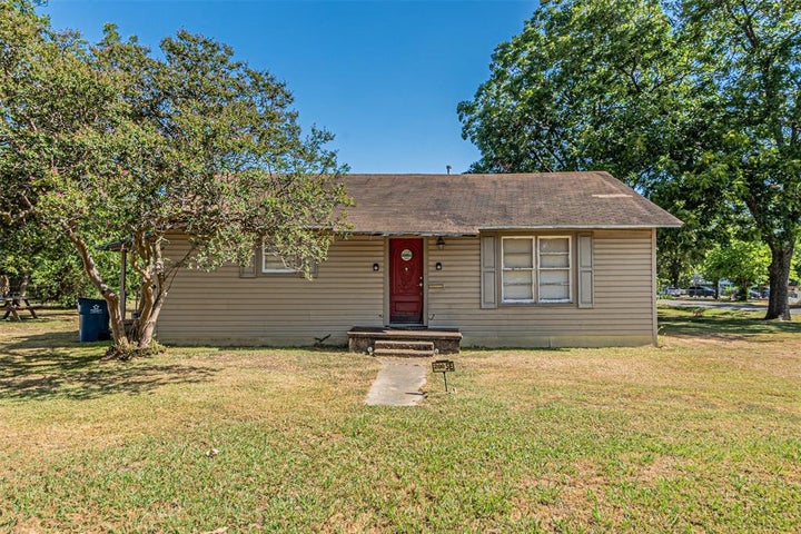 Photo 1 of 21 — 200 4th Street, Kerens, TX 75144