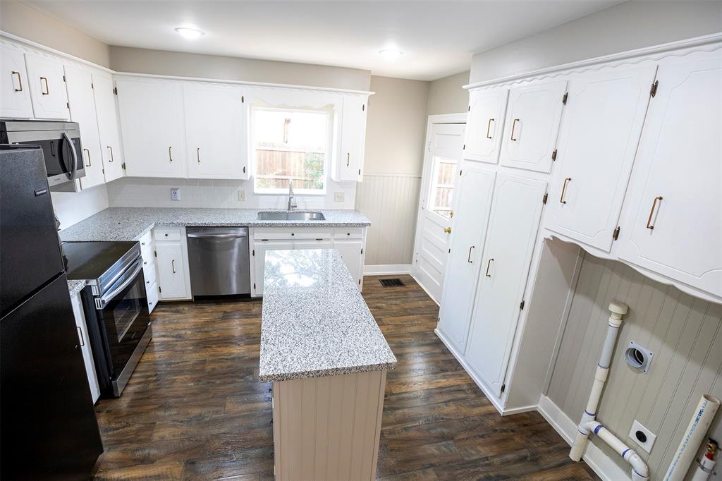 1109 Sayles Boulevard