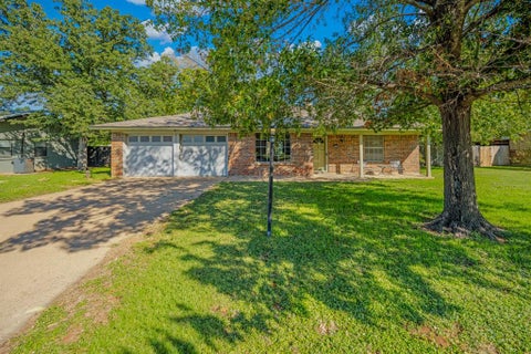 Photo of 1703 Lamar Street, Mineral Wells, TX 76067 (MLS # 21418603)