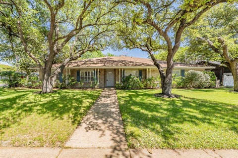 Photo of 1718 Timbers Drive, Irving, TX 75061 (MLS # 21410416)