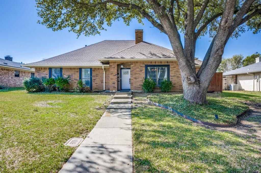 Photo of 1538 Glenhill Lane, Lewisville, TX 75077 (MLS # 21213030)