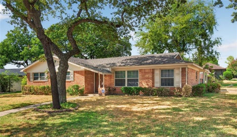 Photo of 520 Circleview Drive N, Hurst, TX 76054 (MLS # 21390234)