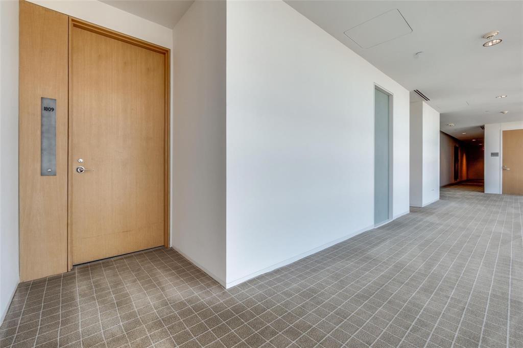 2430 Victory Park Lane 1809