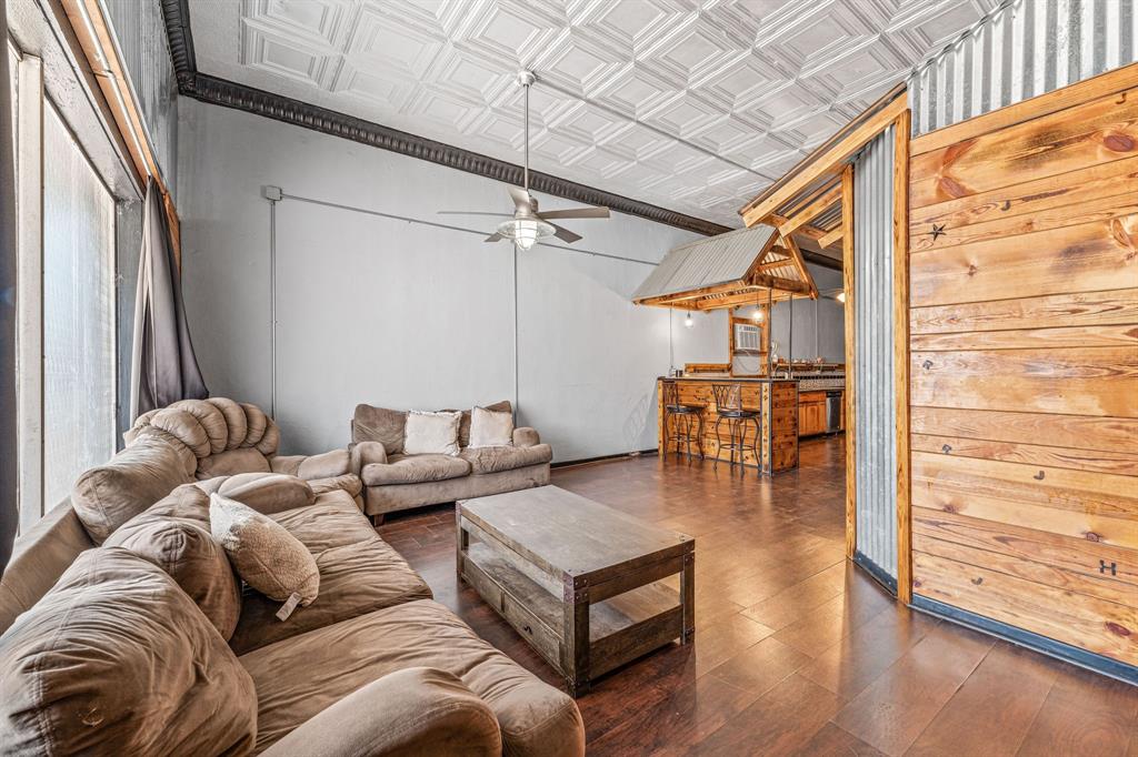 Orig Deleon - Commercial Sale