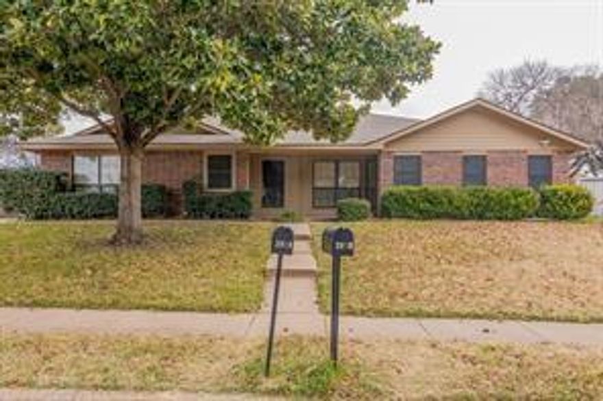 Very nicely maintained home with hard floors thruout, Open floorplan, laundry in hallway. Vaulted ceilings, large private back yard with a covered carport and a storage shed. plenty of room for yard work if you enjoy that type of relaxation. 2918 is also for sale so you can own the whole duplex.