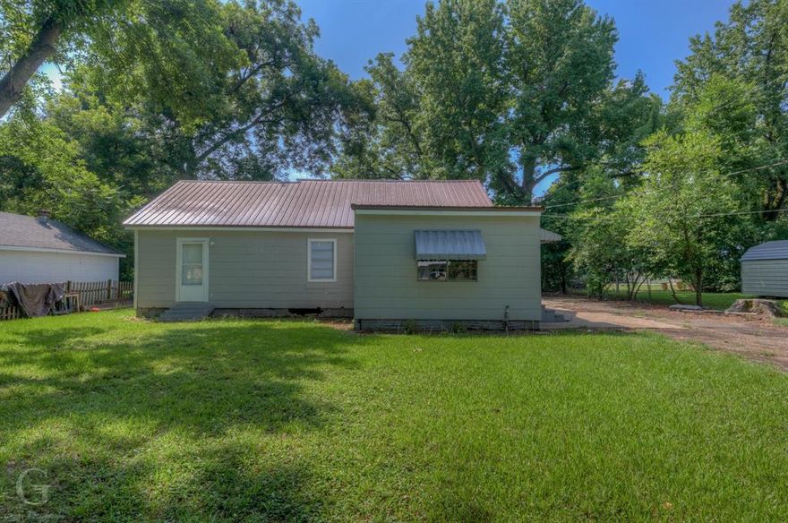 Come check out this property conveniently located near Arthur Ray Teague Parkway, right in the middle of Bossier City.  Easily accessible to I-20, Airline Drive and Barksdale Blvd.  This home would make a greater starter home and for investors, it has been great rental property.  Property is to be sold 
as-is.  Contact us today for your viewing.