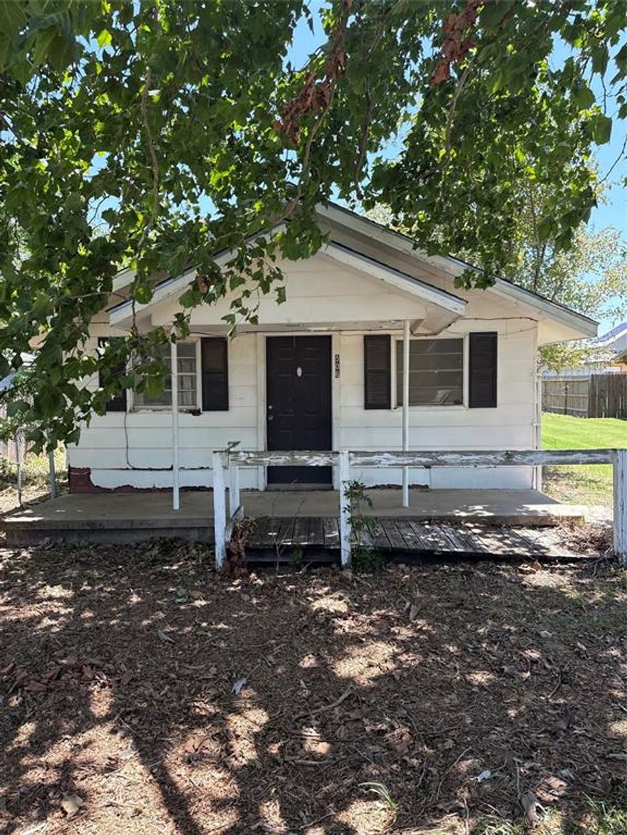 Attention Investors: Fixer-Upper Opportunity!** This 2-bedroom, 1-bath home offers great potential for your portfolio. It features an open-concept layout that allows for your renovations. Key highlights include: - Central heating and air conditioning - Washer and dryer hookups - Carport for parking and a small shed for mower storage Take advantage of this fixer-upper and turn it into a profitable rental—invest today!