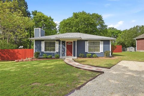 Photo of 108 San Chez Drive, Lake Kiowa, TX 76240 (MLS # 21233757)