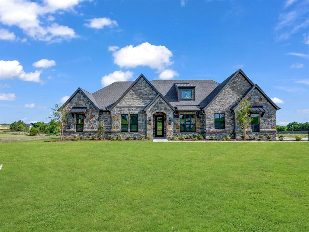 Photo of 614 Hondo Crossing, Weatherford, TX 76087 (MLS # 21251589)