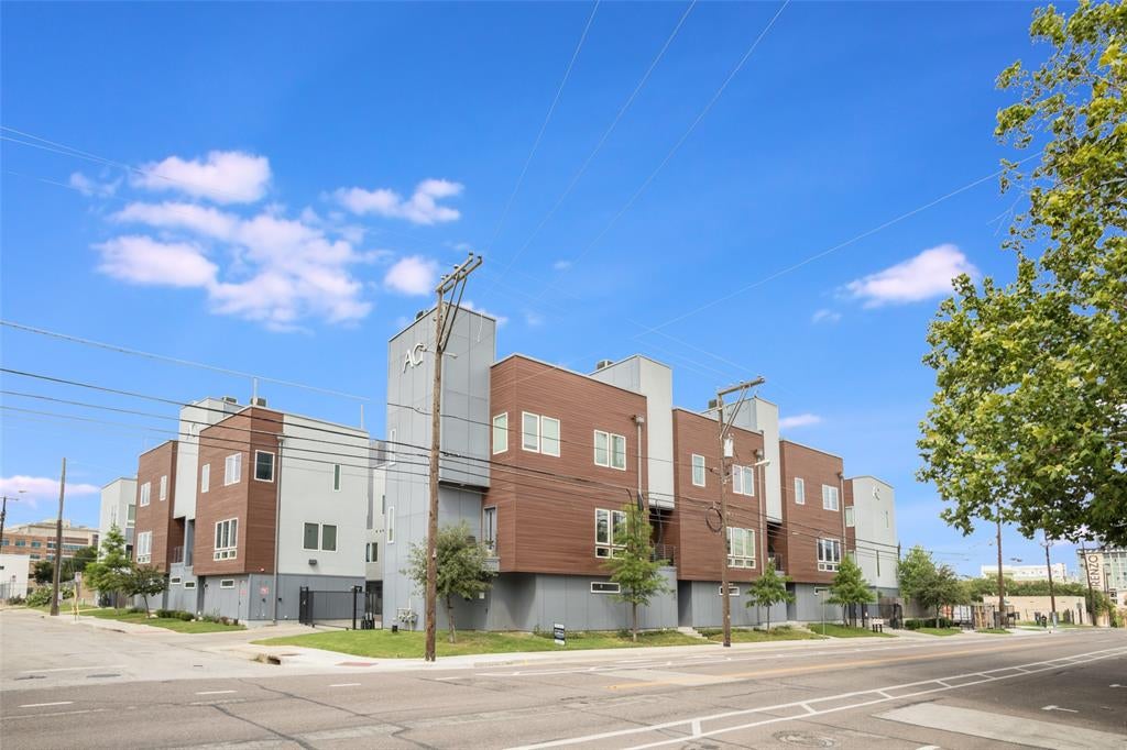Photo of 1515 S Akard Street #402, Dallas, TX 75215 (MLS # 21350240)