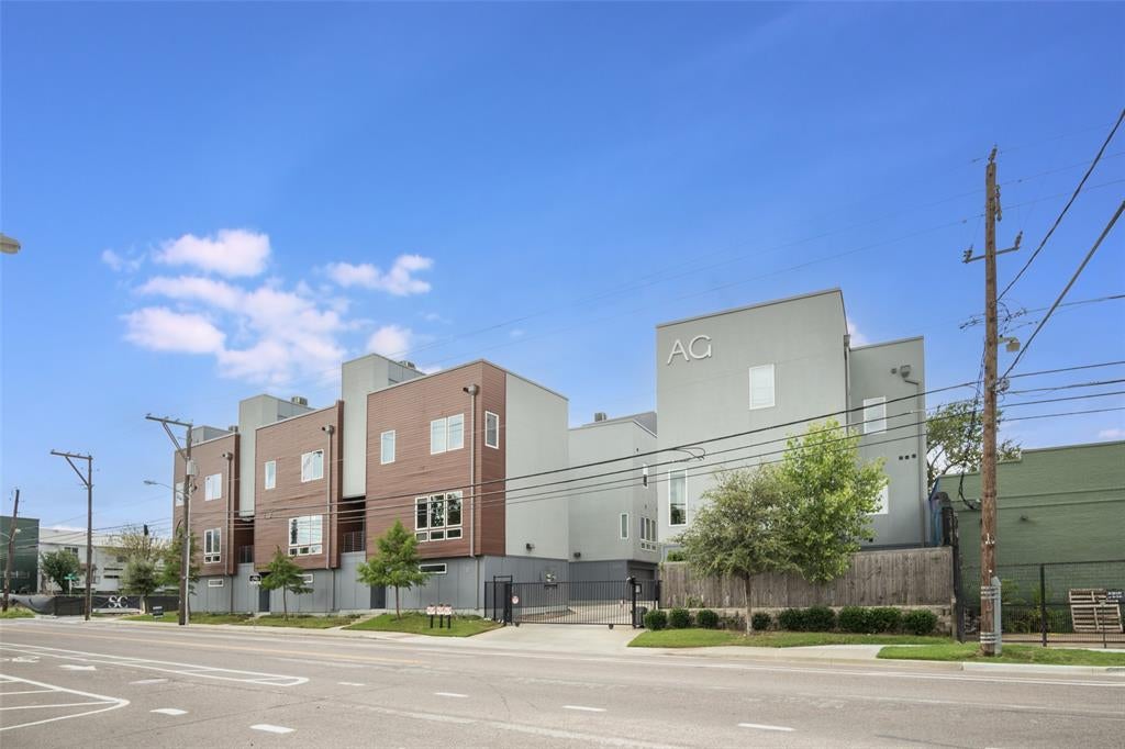 Photo of 1515 S Akard Street #402, Dallas, TX 75215 (MLS # 21350240)