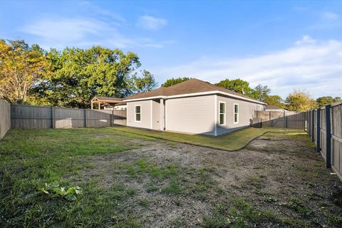 Tiny photo for 1217 E 6th Avenue, Corsicana, TX 75110 (MLS # 21100392)