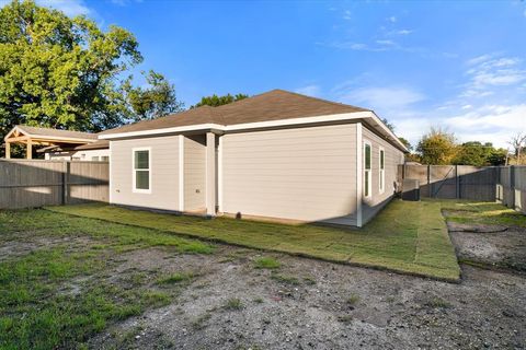 Tiny photo for 1217 E 6th Avenue, Corsicana, TX 75110 (MLS # 21100392)
