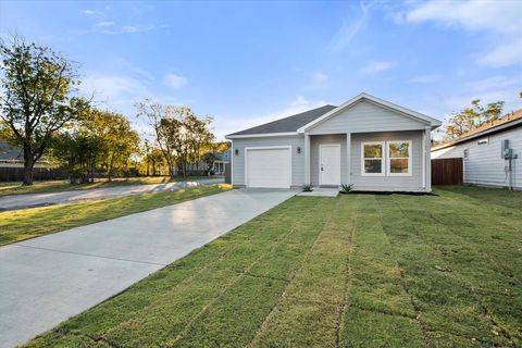 Tiny photo for 1217 E 6th Avenue, Corsicana, TX 75110 (MLS # 21100392)