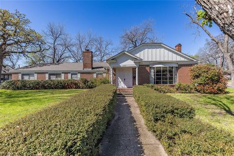 Photo of 220 N Holly Ave Ave, Sherman, TX 75092 (MLS # 21168641)