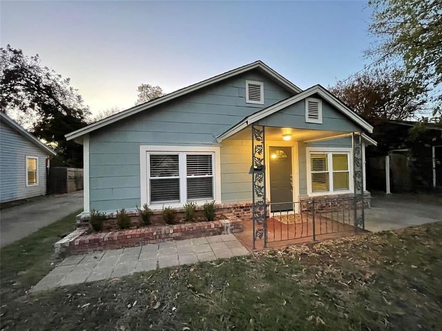 Newly remodeled home in the desirable River District, only seven minutes from the West 7th St area and a short drive to Lockheed. Generously sized bedrooms, including a master suite with its own bathroom and large walk-in closet. Full laundry room, new carpet, flooring, and HVAC. Plenty of parking. Private landlord lives three blocks away.