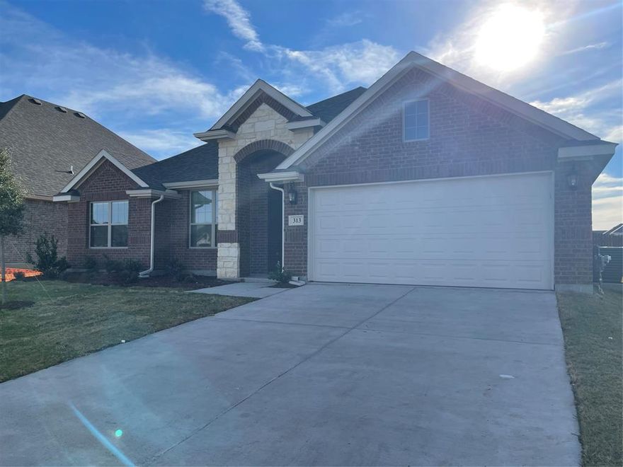 Nice open floor plan 4 Bed 2 bath in the newest Eagle Ridge neighborhood. This home has luxury vinyl plank throughout all common areas and upgraded carpet in all bedrooms. Kitchen features beautiful granite countertop and stainless steel appliances. Master bath features double sinks, standing shower and garden tub. Each bedroom is generous in size with ceiling fans. Enormous backyard with covered patio and wood fence. Convenient location close to main Forney shopping center & Hwy 80.