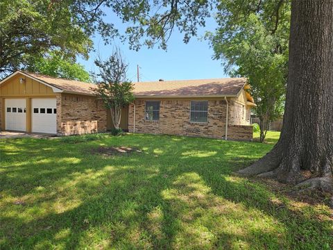 Photo of 3308 Memphis Avenue, Greenville, TX 75402 (MLS # 20995498)