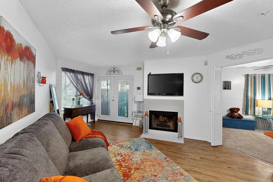 Recently renovated first-floor condo featuring 2 bedrooms and 1 bathroom, move-in ready. Located in Arlington, less than 15 minutes from AT&T Stadium and close to numerous restaurants and shops for your convenience. Enjoy access to the community pool. Whether you’re looking for a great investment property with quick rental potential or a comfortable home for personal use, this is an excellent choice. Schedule your tour today!