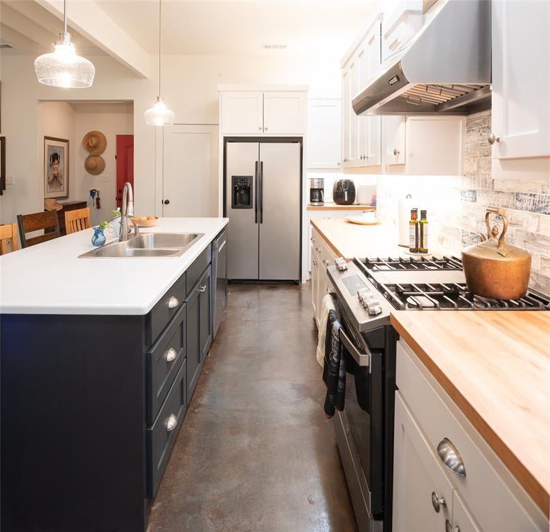 1600 W Day Street