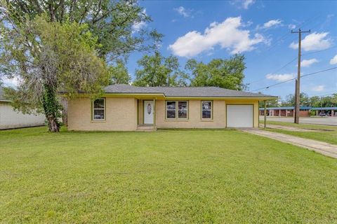 Photo of 200 Victory Street, Bonham, TX 75418 (MLS # 21244599)