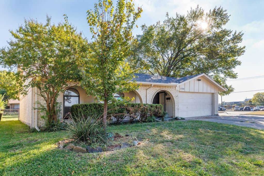 Photo of 204 E Grubb Drive, Mesquite, TX 75149 (MLS # 21096698)