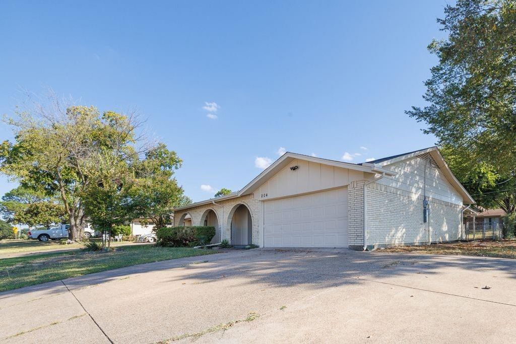 Photo of 204 E Grubb Drive, Mesquite, TX 75149 (MLS # 21096698)