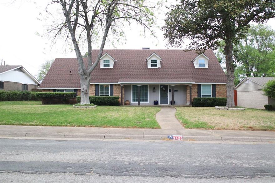 Welcome to 3423 Gladiolus Ln an immaculately kept and tastefully renovated home located within minutes of downtown Dallas. This near one-fourth acre property features gorgeous curb appeal, an open floorplan and spacious bedrooms.
Sellers motivated!