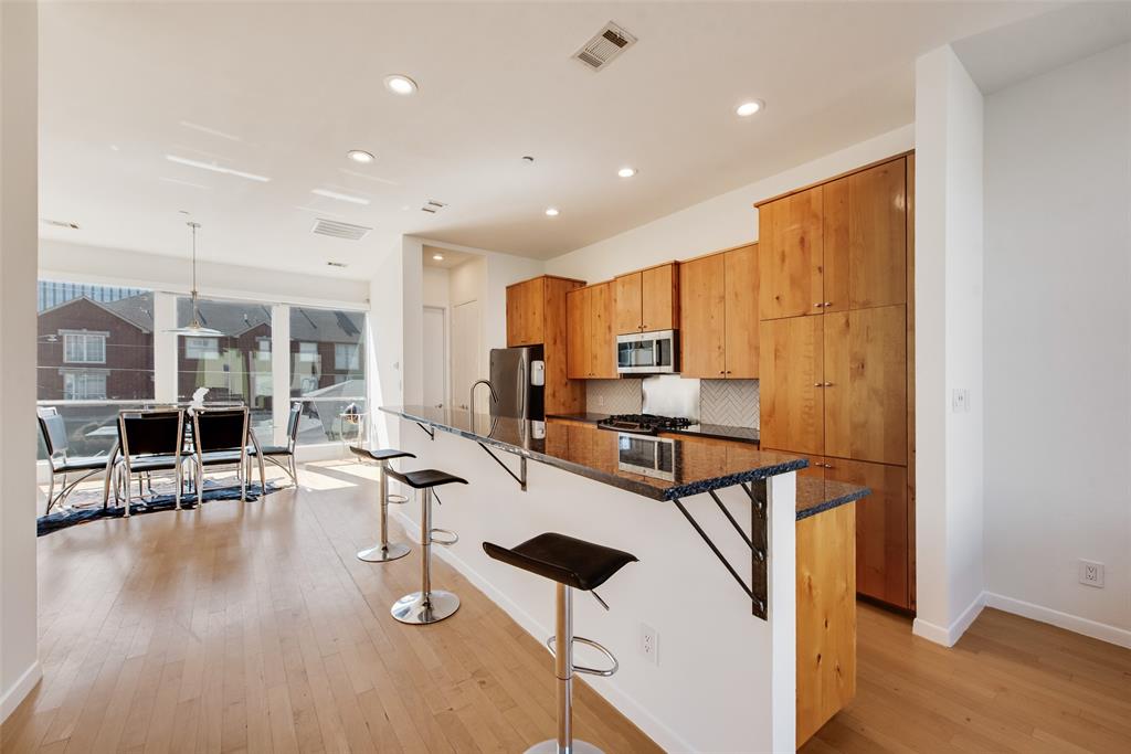 959 W Bluff Street 105
