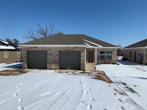 Photo of 2409 N Hickory, Sherman, TX 75092 (MLS # 21203997)