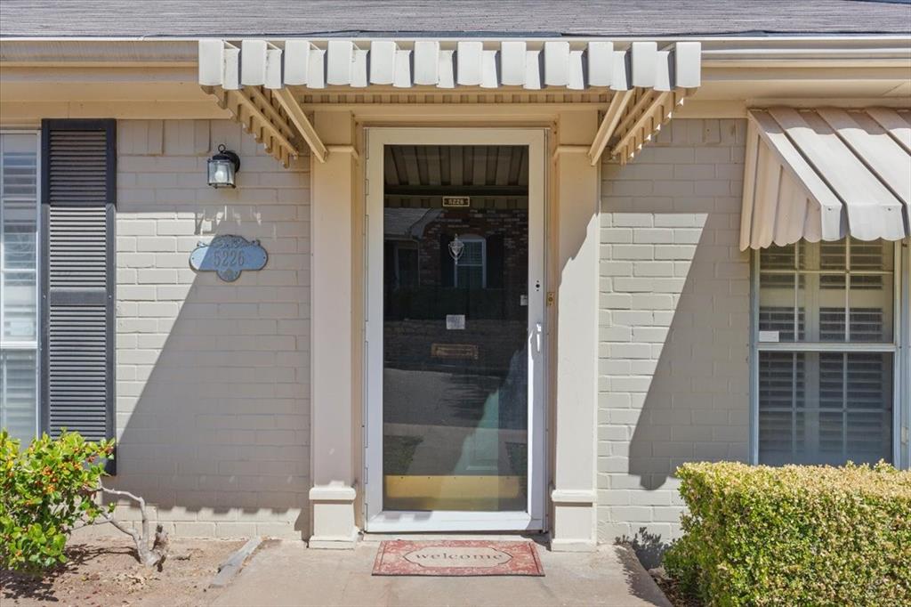 5226 Lake Shore Drive