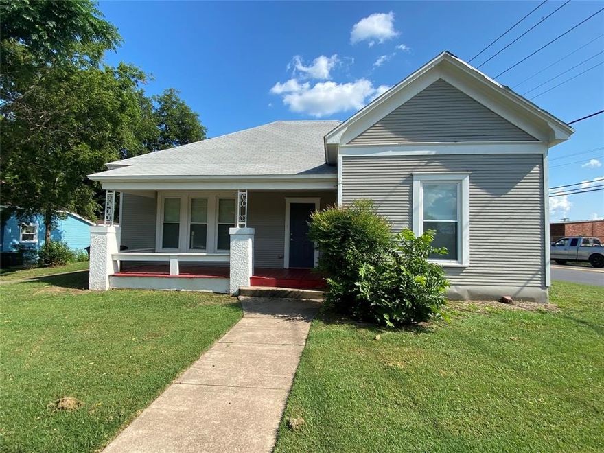 Recently updated with new flooring and paint 3 bedroom 2 bath with electricity paid!!!
Please have clients go to txrealestatepros.net for all qualifications and to do applications.