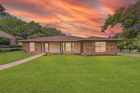 Photo of 1719 Sagebrush Trail, Grapevine, TX 76051 (MLS # 21269291)