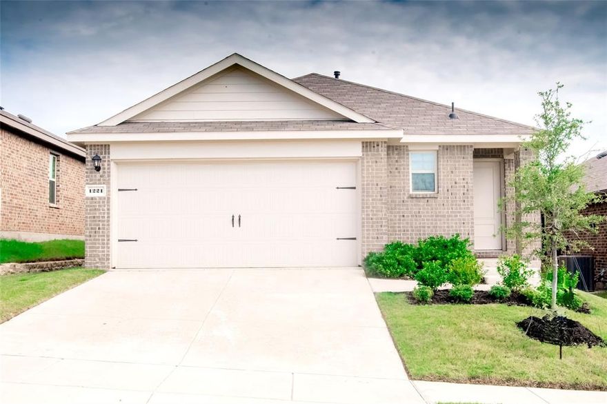 Welcome to your new home in the Travis Ranch community! This 3-bedroom, 2-bath single-story residence offers 1,470 sq. ft. of comfortable and stylish living space with a smart, versatile floor plan perfect for families or professionals.
Step inside this beautiful home to find fresh paint, new carpet, and luxury vinyl plank flooring throughout. The updated kitchen features brand-new countertops, while both bathrooms have been tastefully refreshed to reflect modern style and comfort. This home is move-in ready and waiting for you! Buyers agent to verify all measurements!!!