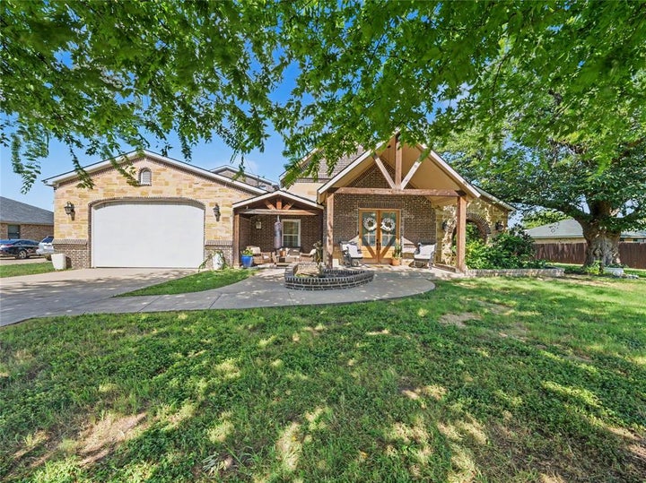 Photo 1 of 40 — 6701 Nauert Road, Forest Hill, TX 76140