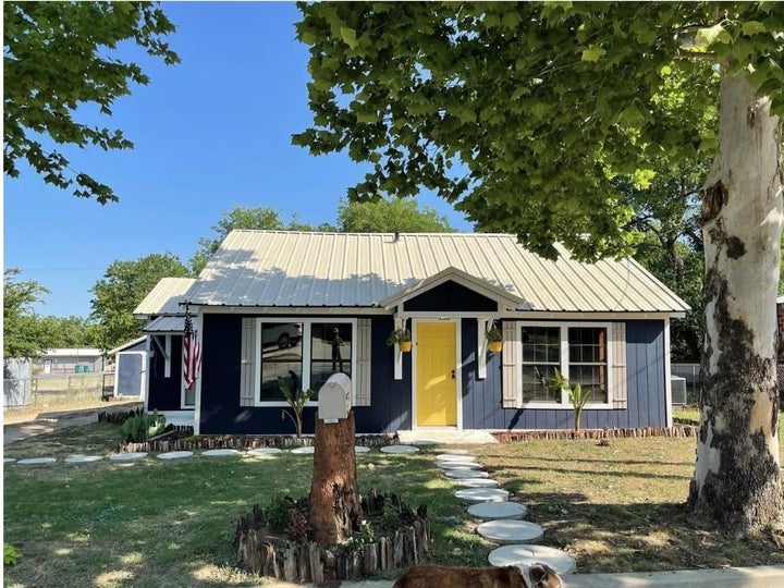 Photo 1 of 23 — 905 E HOOK, Stephenville, TX 76401