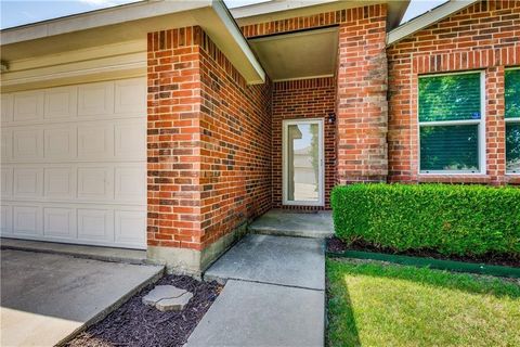 Photo of 1608 Rialto Way, Fort Worth, TX 76247 (MLS # 21335444)