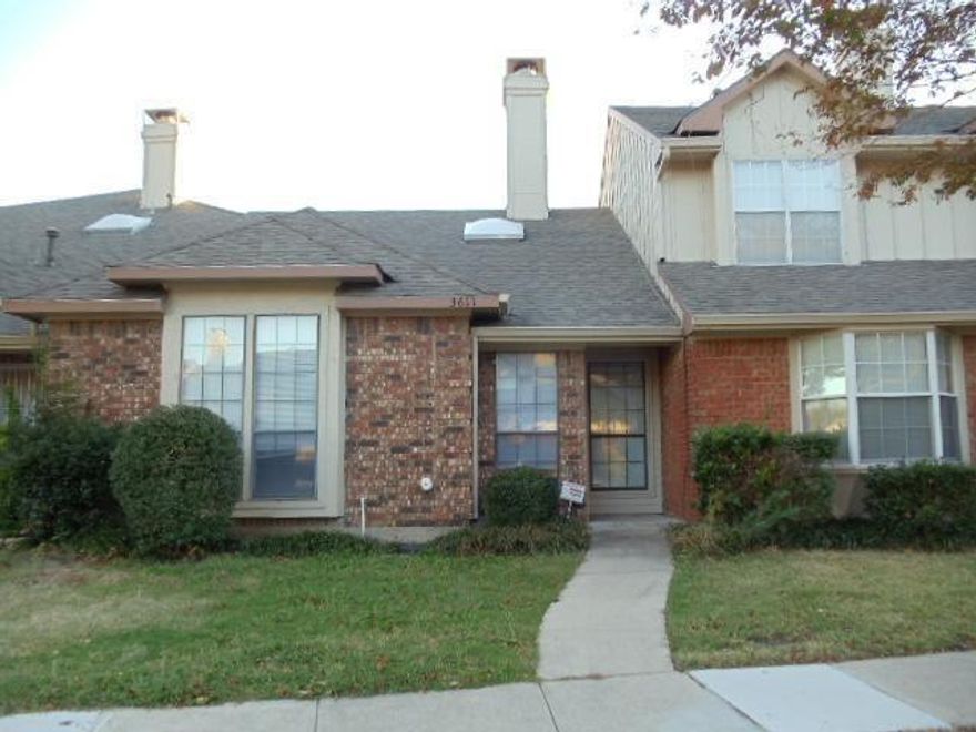 2 Bedroom and 2 full baths townhome located in west Plano. Great location, close to everything. Fabulous floor plan, beautiful laminate floor, height ceilings, ceiling fans, split bedrooms.